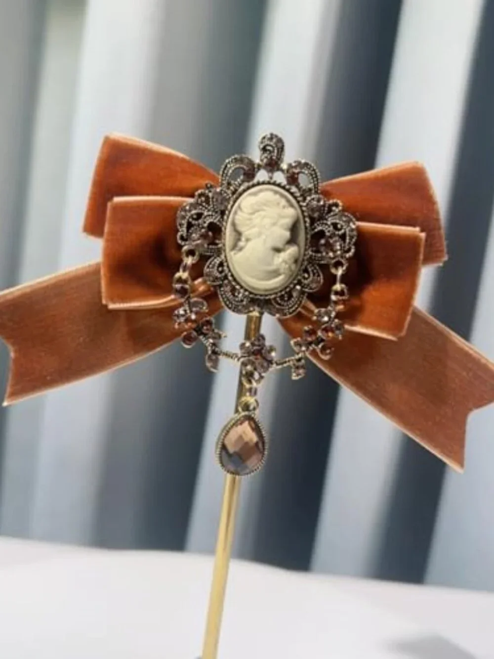 Vintage Teardrop Cameo Ladies‎ Bow Pre-Tied Brooch for Women Elegant Rhinestone